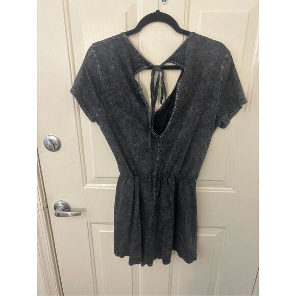 Lulu’s NWT Casual Cutie Washed Gray Short Sleeve Romper, Sz Medium, MP $58 - Picture 10 of 13